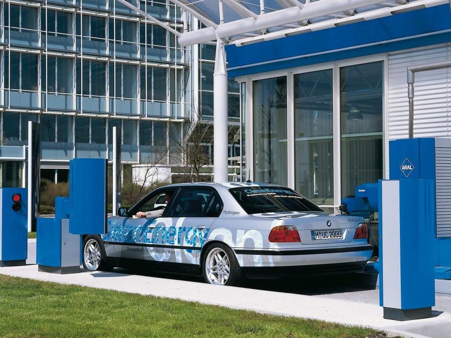  BMW 750hL CleanEnergy Concept 2000 года  (фото 12 из 16)